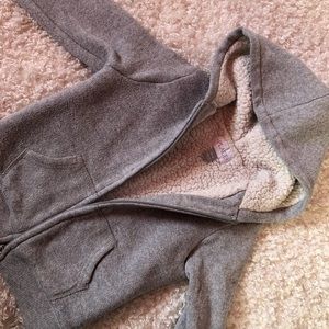 Children’s place gray insulated zip up size 4 (xs) Sherpa inside cream